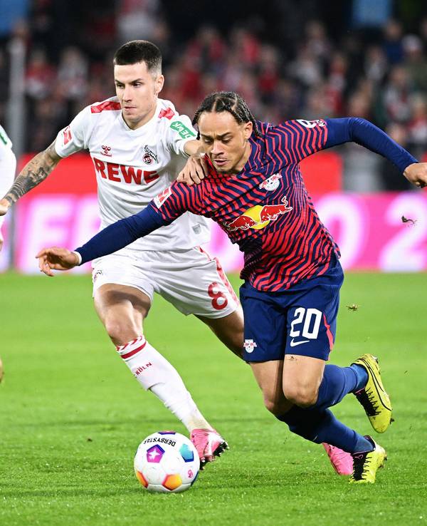 Kölns Denis Huseinbasic verfolgt Leipzigs Xavi Simons.