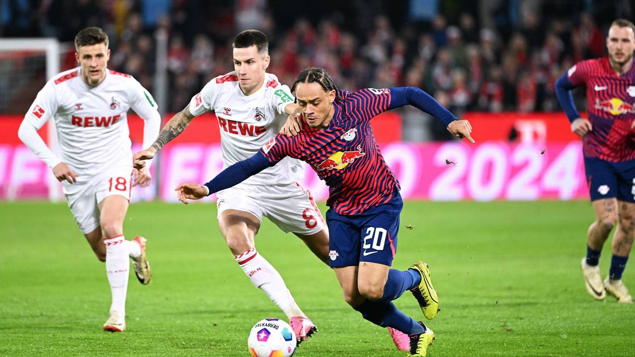 Kölns Denis Huseinbasic verfolgt Leipzigs Xavi Simons.