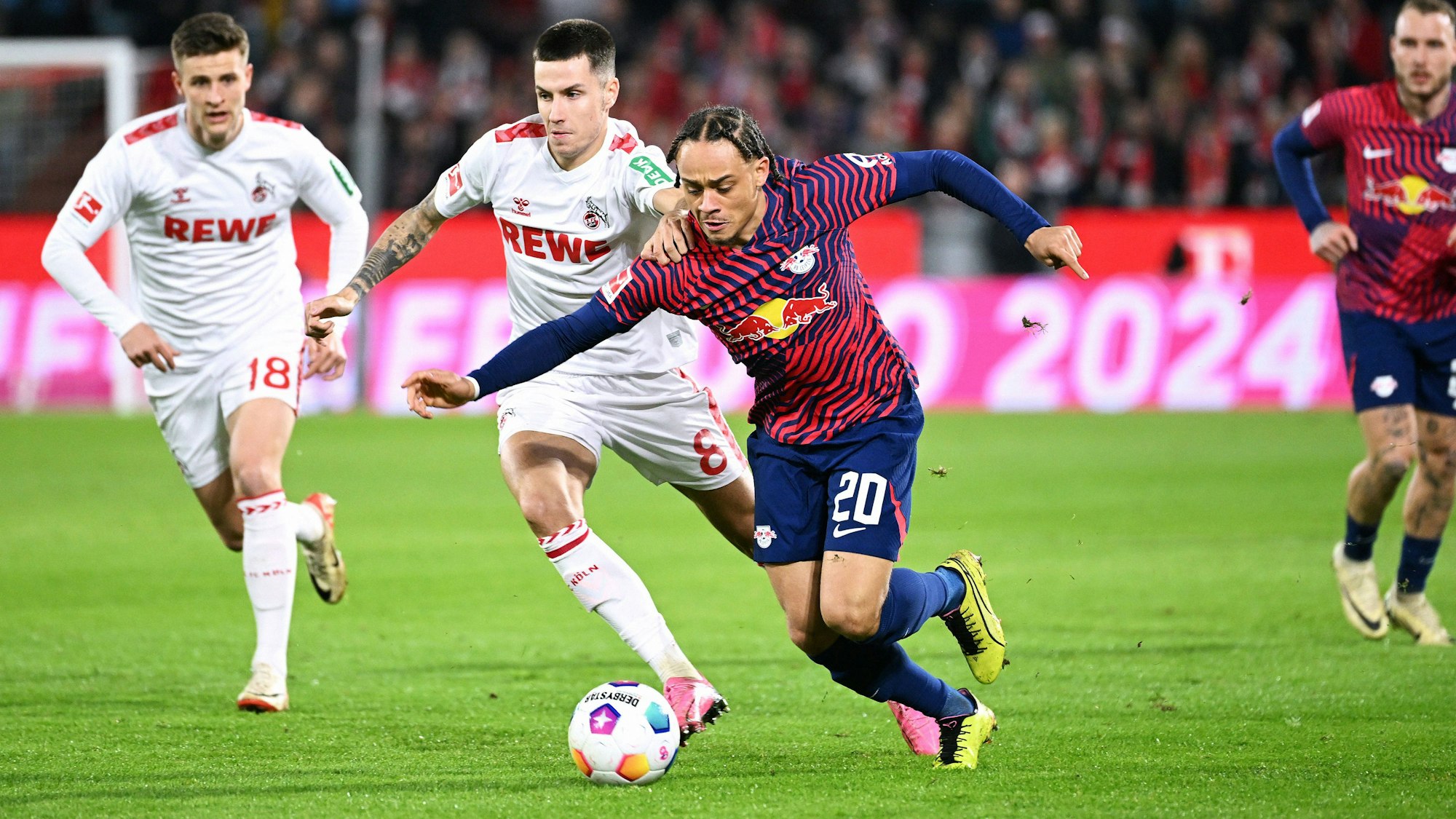 Kölns Denis Huseinbasic verfolgt Leipzigs Xavi Simons.