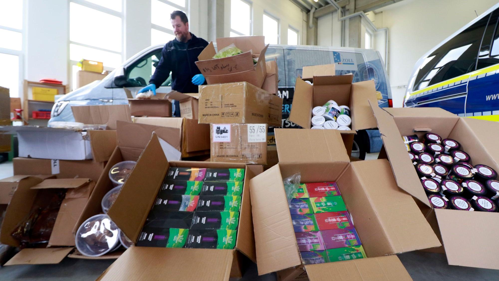 Rekordfund des Kölner Zolls in Kisten in einer Garage aufgestellt.