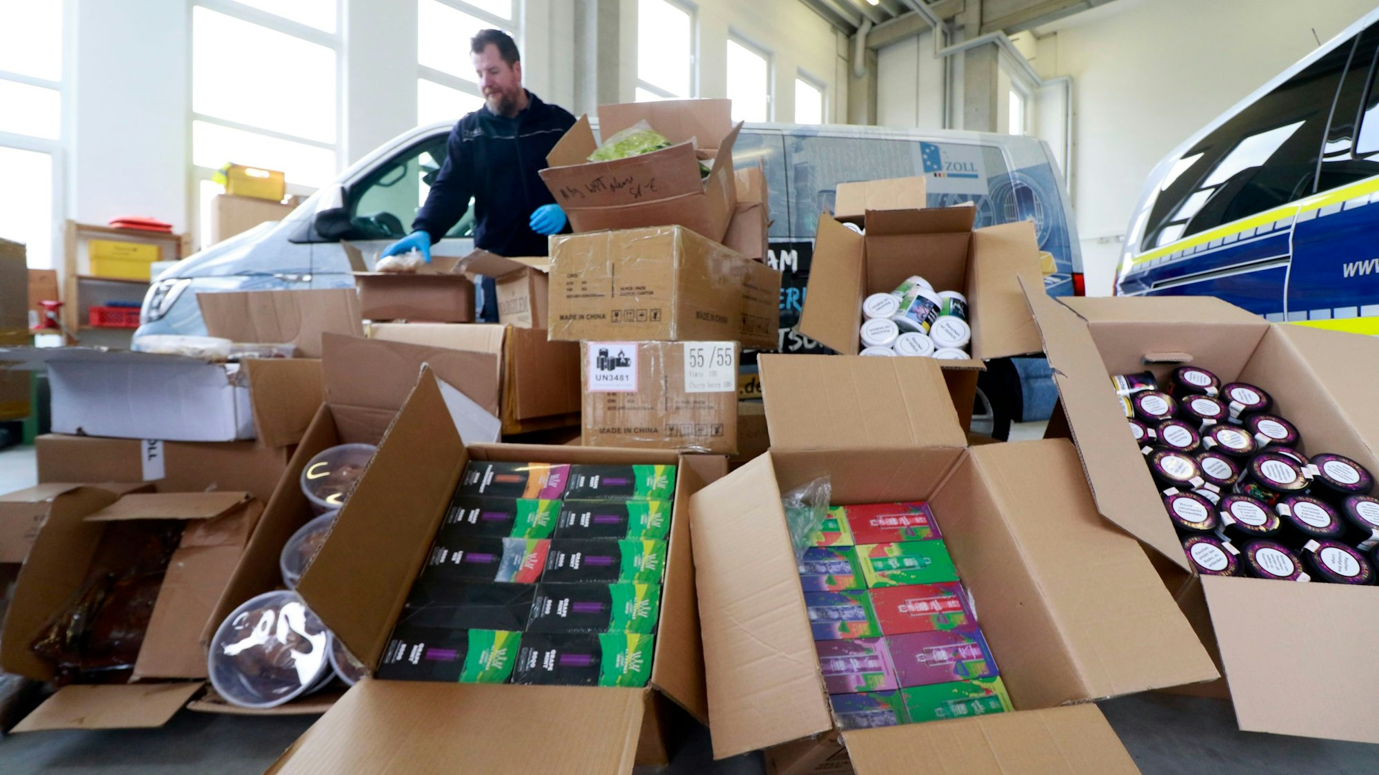 Rekordfund des Kölner Zolls in Kisten in einer Garage aufgestellt.