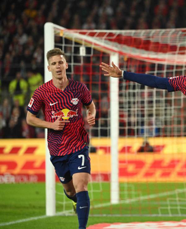 Xavi Simons bejubelte seinen 1:0-Treffer für Leipzig vor der Südkurve des 1. FC Köln mit ausgebreiteten Armen. (Foto: 15. März 2024)