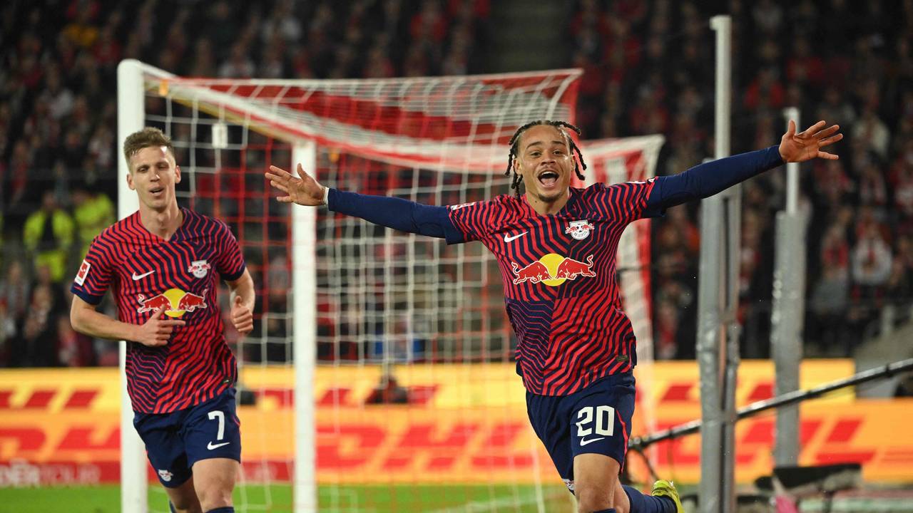 Xavi Simons bejubelte seinen 1:0-Treffer für Leipzig vor der Südkurve des 1. FC Köln mit ausgebreiteten Armen. (Foto: 15. März 2024)
