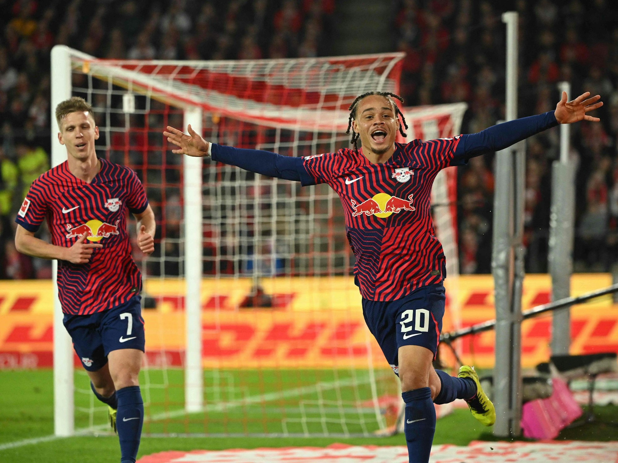 Xavi Simons bejubelte seinen 1:0-Treffer für Leipzig vor der Südkurve des 1. FC Köln mit ausgebreiteten Armen. (Foto: 15. März 2024)