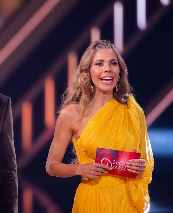 15.03.2024, Nordrhein-Westfalen, Köln: Victoria Swarovski, Moderatorin, und Daniel Hartwich, Moderator, stehen in der RTL-Tanzshow «Let's Dance» auf dem Parkett im Coloneum.