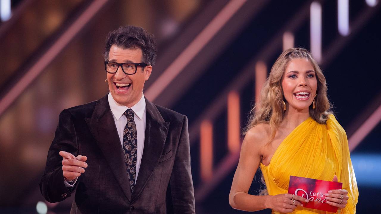 15.03.2024, Nordrhein-Westfalen, Köln: Victoria Swarovski, Moderatorin, und Daniel Hartwich, Moderator, stehen in der RTL-Tanzshow «Let's Dance» auf dem Parkett im Coloneum.