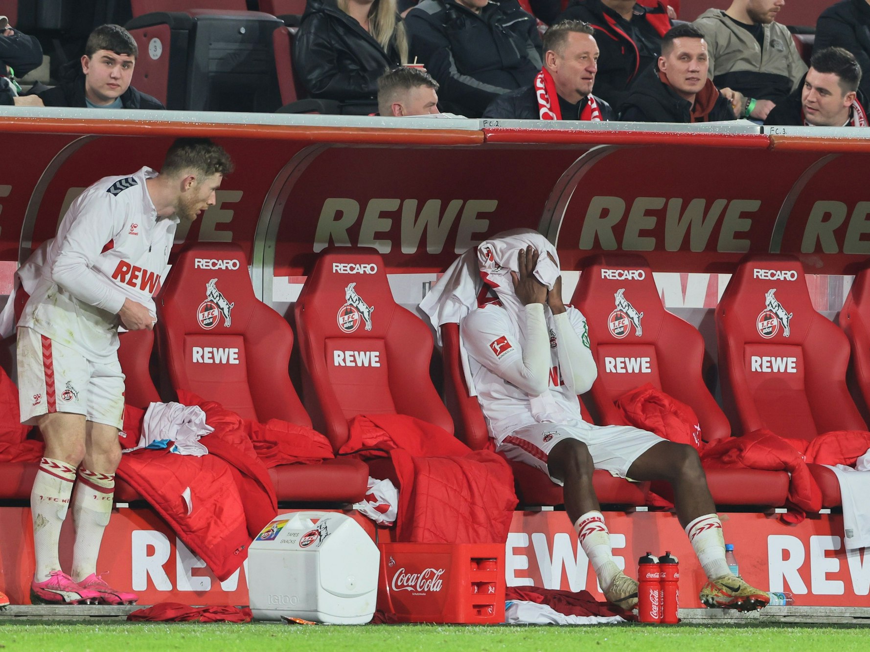 Faride Alidou (r.) und Florian Kainz sind nach ihren Auswechslungen bei der 1:5-Pleite gegen Leipzig am Freitagabend (15. März 2024) enttäuscht.