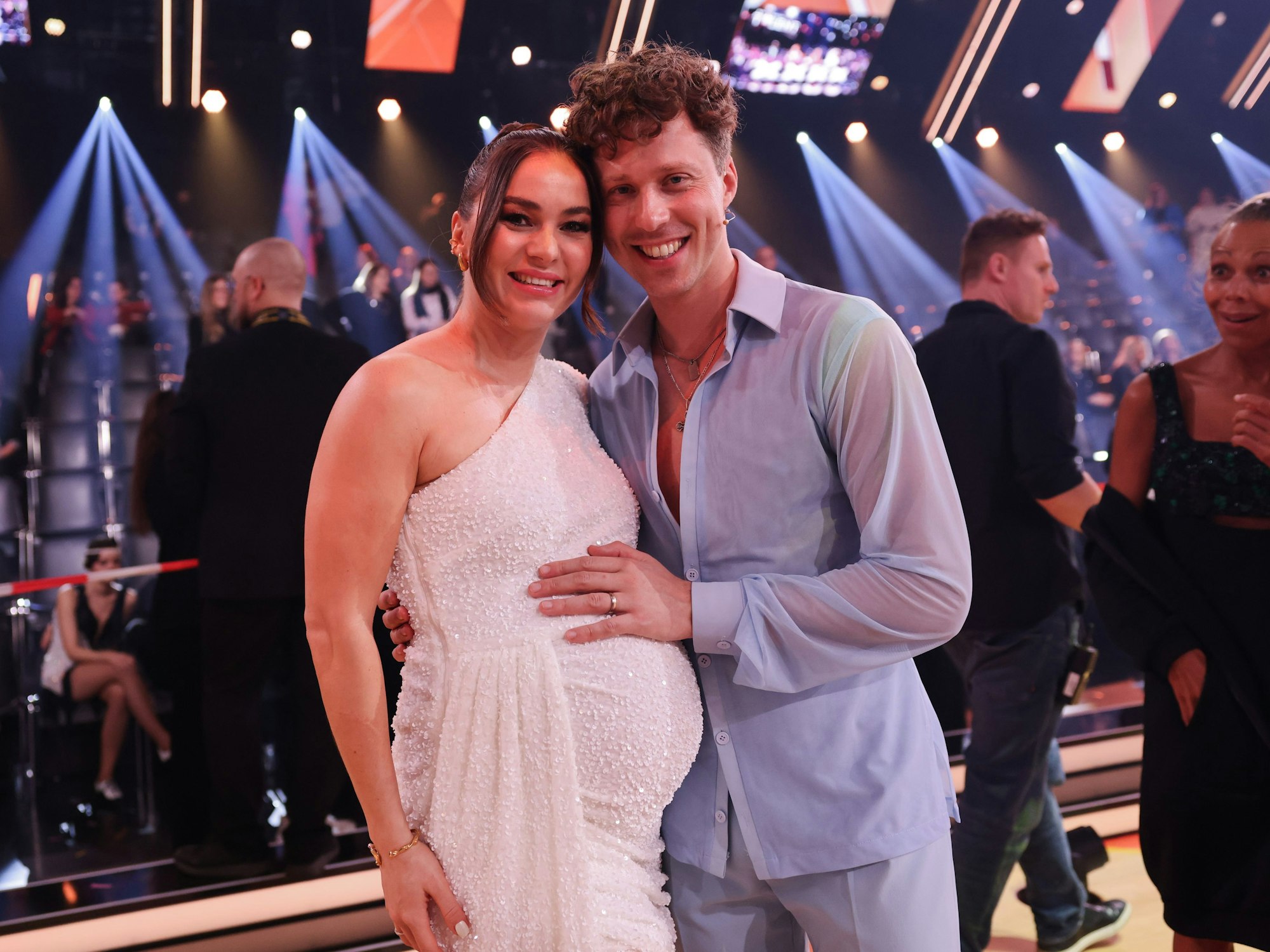 Die schwangere Profitänzerin Renata Lusin und ihr Mann Valentin Lusin, Profitänzer, stehen in der Kennenlernshow der RTL-Tanzshow „Let's Dance“ zum Auftakt der neuen Staffel auf dem Parkett im Coloneum.