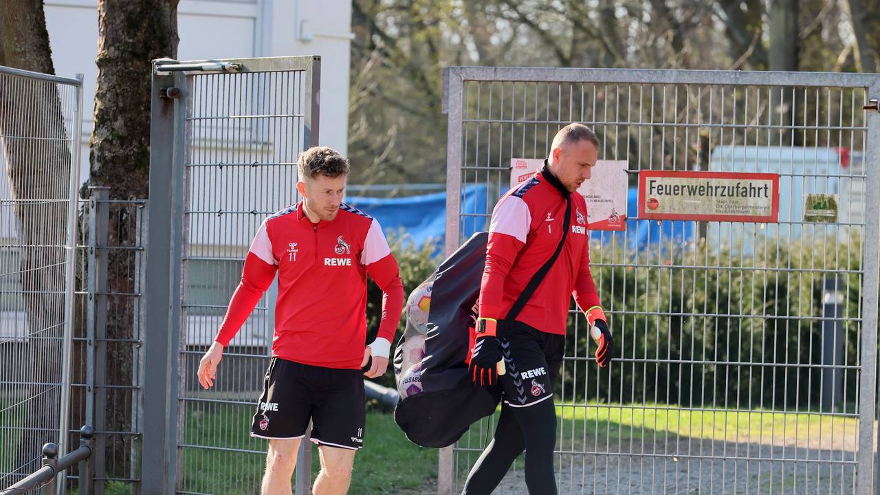 1. FC Köln, Training: Florian Kainz und Marvin Schwäbe vor der Kabine.
