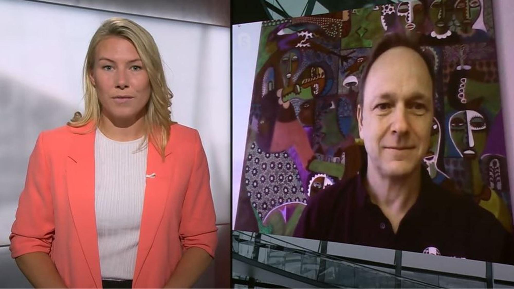 Vivian Bahlmann als Moderatorin im Studio bei ntv.