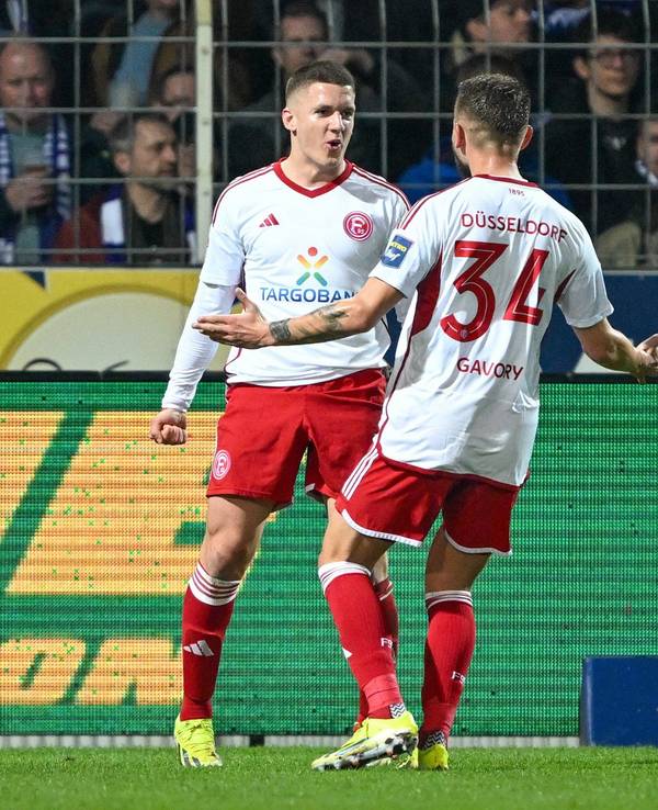 Die Düsseldorfer Christos Tzolis und Nicolas Gavory jubeln über das Tor zum 1:0 beim VfL Osnabrück.