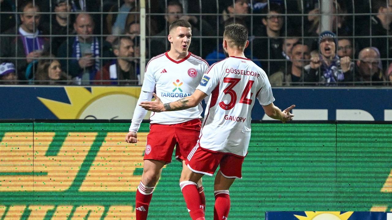 Die Düsseldorfer Christos Tzolis und Nicolas Gavory jubeln über das Tor zum 1:0 beim VfL Osnabrück.