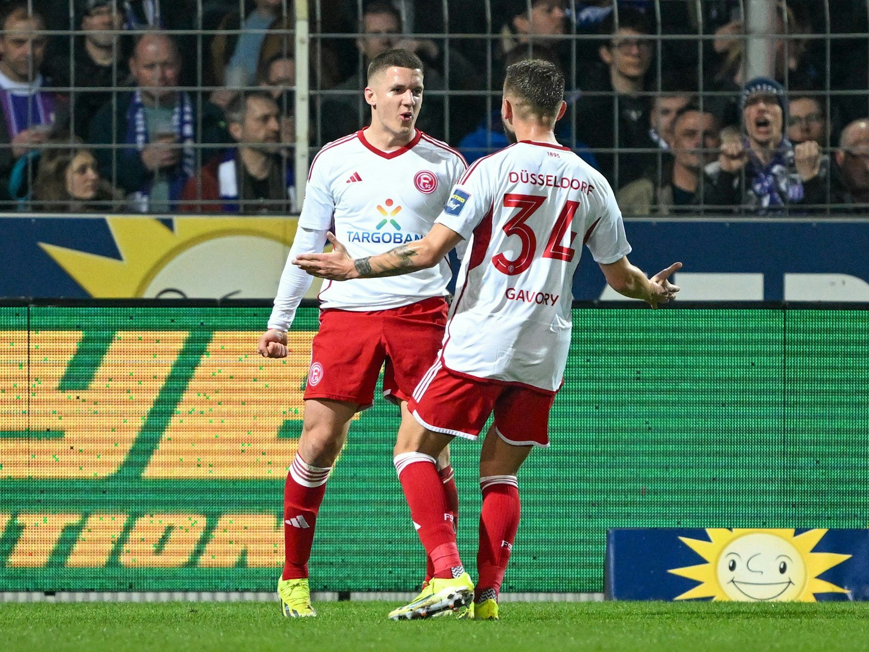 Die Düsseldorfer Christos Tzolis und Nicolas Gavory jubeln über das Tor zum 1:0 beim VfL Osnabrück.
