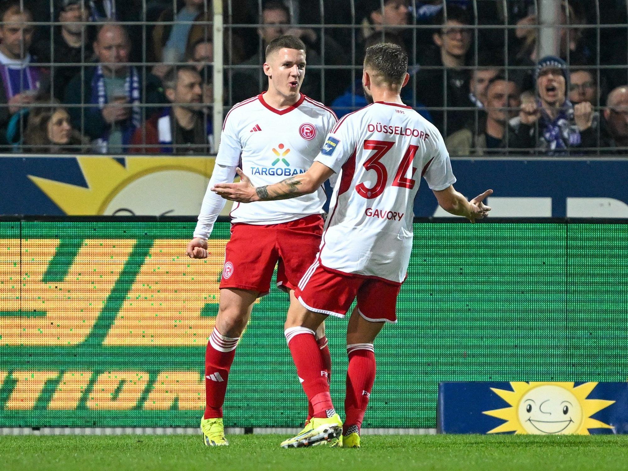 Die Düsseldorfer Christos Tzolis und Nicolas Gavory jubeln über das Tor zum 1:0 beim VfL Osnabrück.
