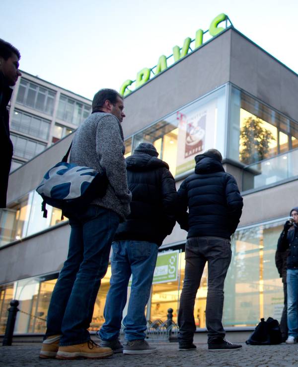 Gravis wird nach Medienberichten abgewickelt. Unser Foto zeigt eine Schlange vor einem Gravis-Store in Berlin (2012).