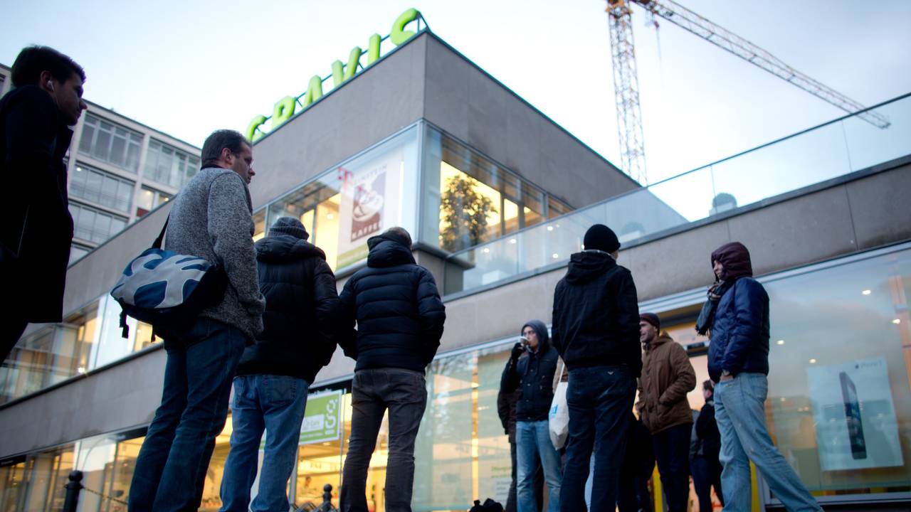 Gravis wird nach Medienberichten abgewickelt. Unser Foto zeigt eine Schlange vor einem Gravis-Store in Berlin (2012).
