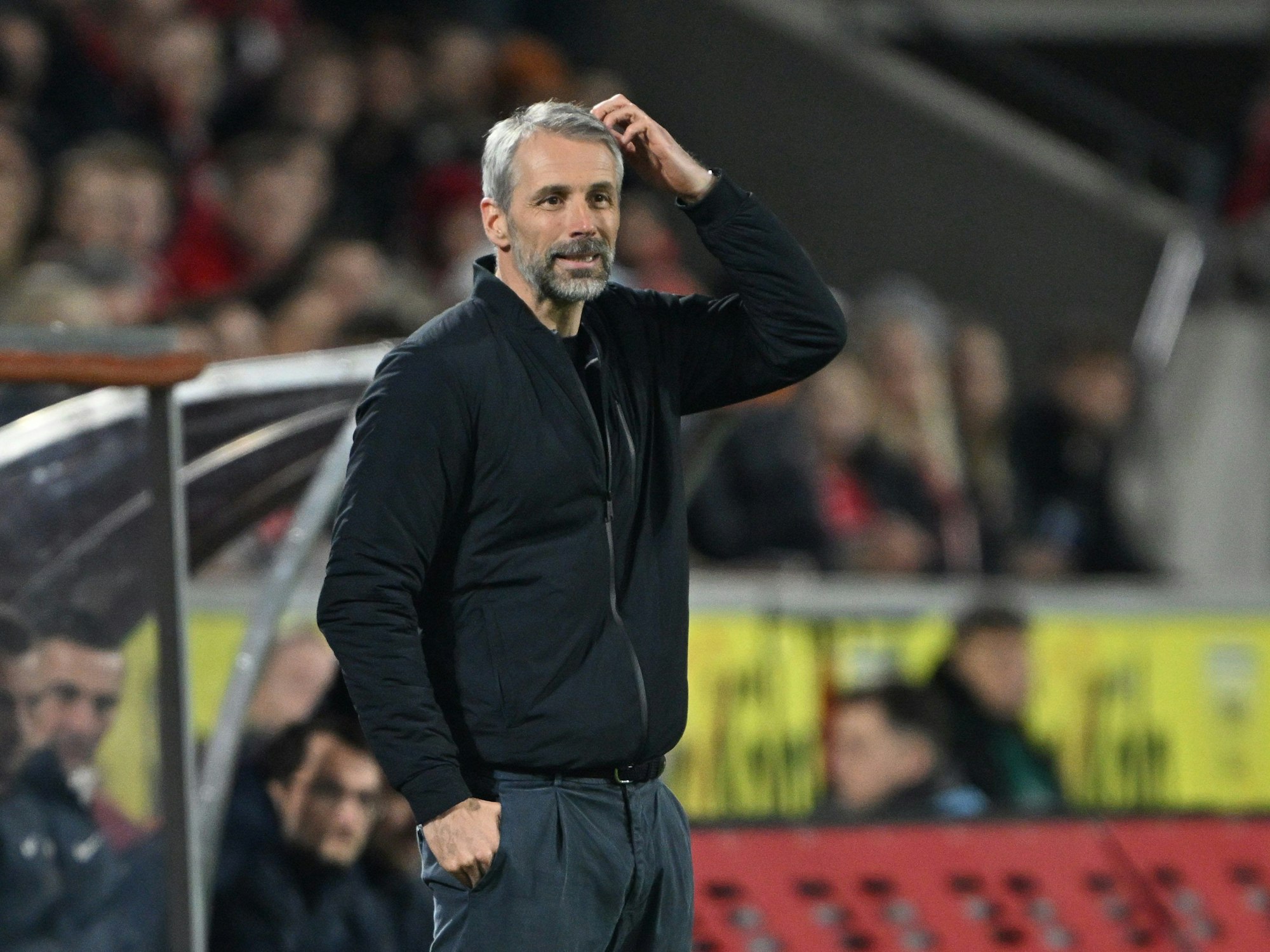 Leipzigs Trainer Marco Rose reagiert an der Seitenlinie im Rhein-Energie-Stadion.