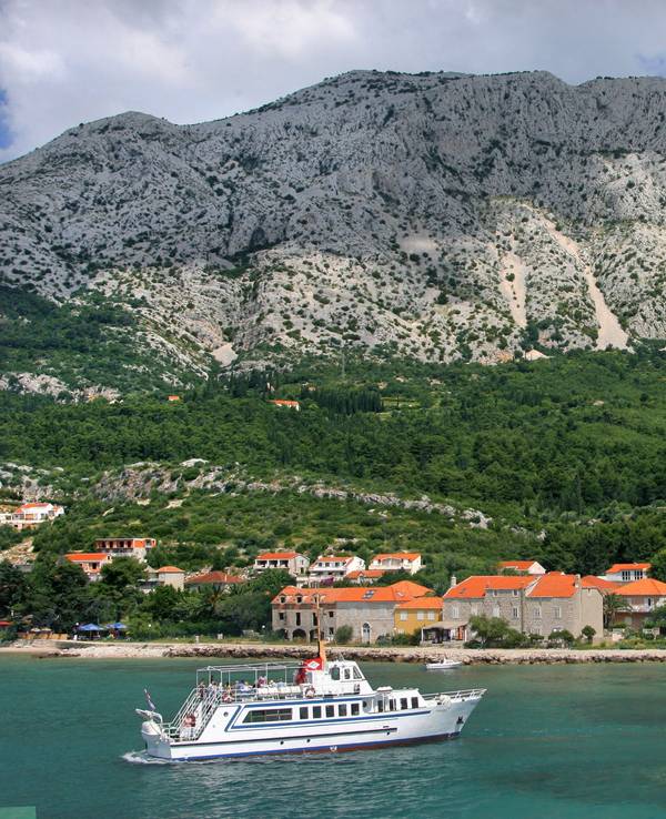 Der Küstenabschnitt bei Orebic auf der Halbinsel Peljesac in Kroatien