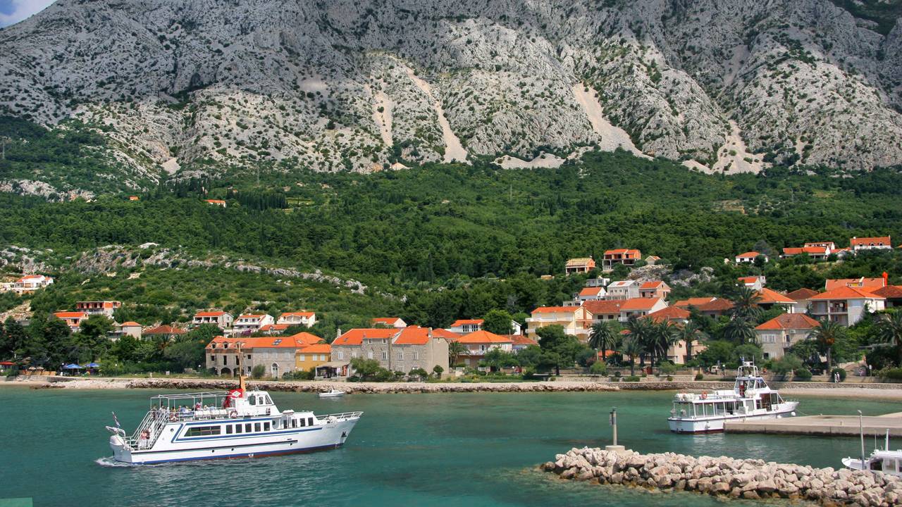 Der Küstenabschnitt bei Orebic auf der Halbinsel Peljesac in Kroatien