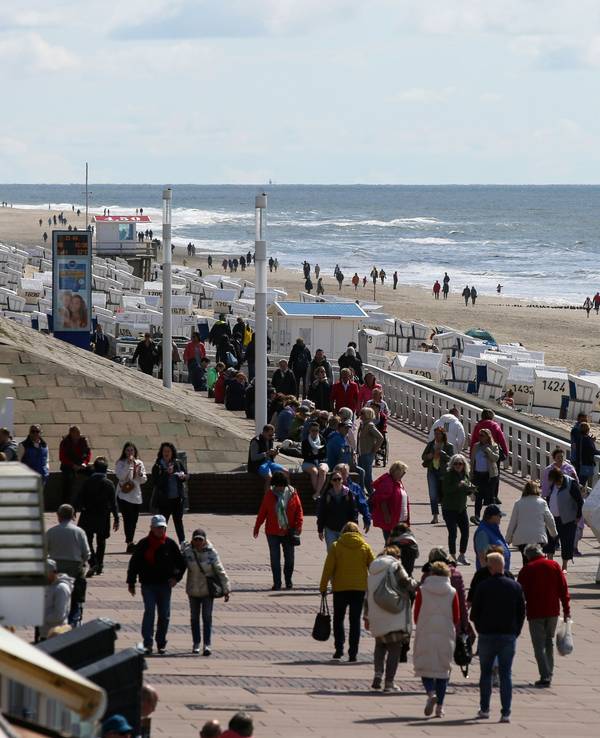 Besucher sind auf der Kurpromenade von Westerland unterwegs.