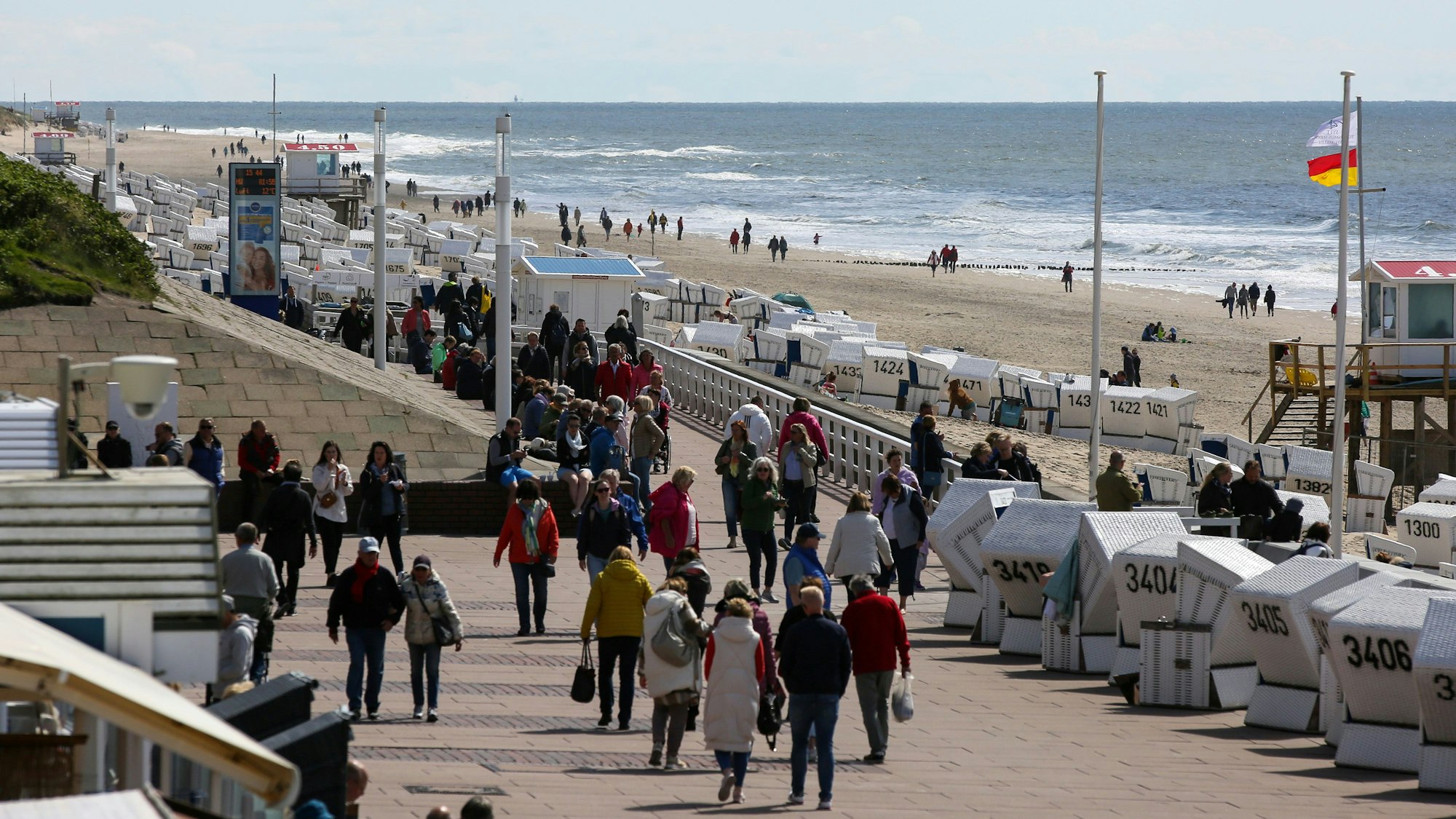 Besucher sind auf der Kurpromenade von Westerland unterwegs.