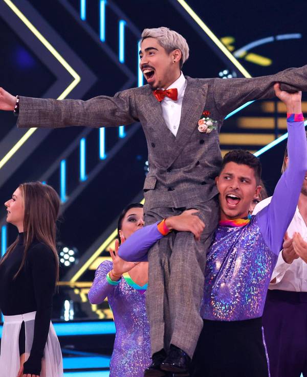 Tony Bauer lässt sich feiern: Der Comedian hat es bei „Let's Dance“ 2024 gerade eine Runde weiter geschafft.
