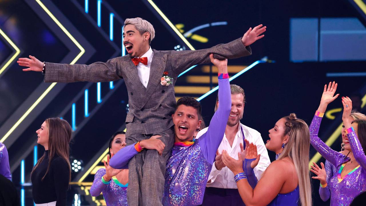 Tony Bauer lässt sich feiern: Der Comedian hat es bei „Let's Dance“ 2024 gerade eine Runde weiter geschafft.