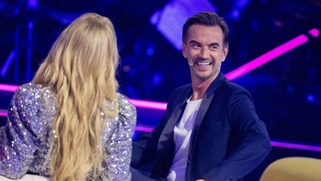 Florian Silbereisen sitzt in einer TV-Show auf der Bühne.