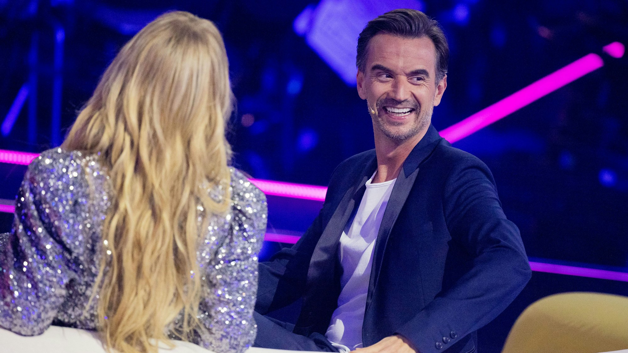 Florian Silbereisen sitzt in einer TV-Show auf der Bühne.