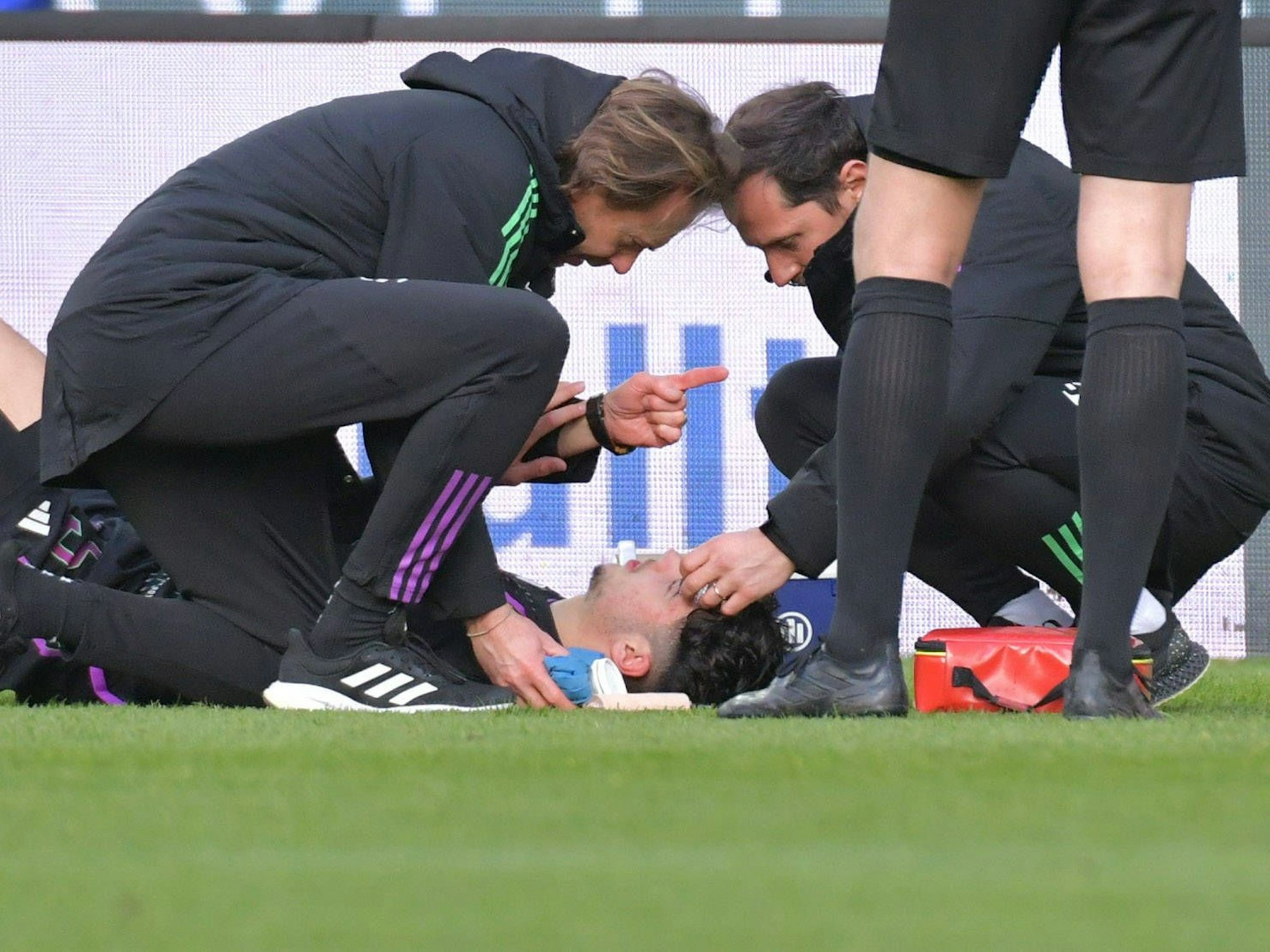 Bayerns Aleksandar Pavlovic liegt nach einem Zusammenprall am Samstag (16. März 2024) in Darmstadt benommen auf dem Boden und wird behandelt.
