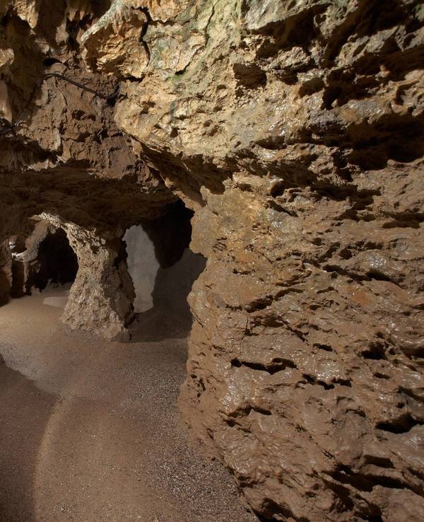 Das Symbolfoto zeigt eine Tropfsteinhöhle in Wiehl, Nordrhein-Westfalen.