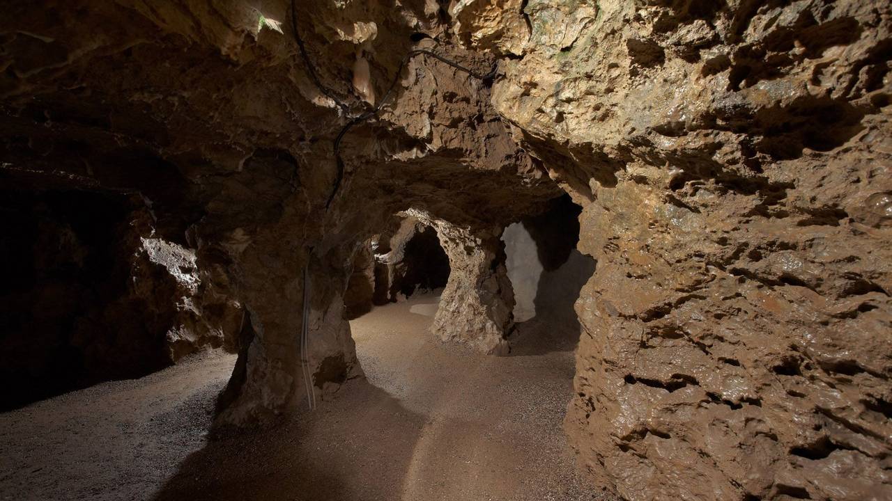 Das Symbolfoto zeigt eine Tropfsteinhöhle in Wiehl, Nordrhein-Westfalen.