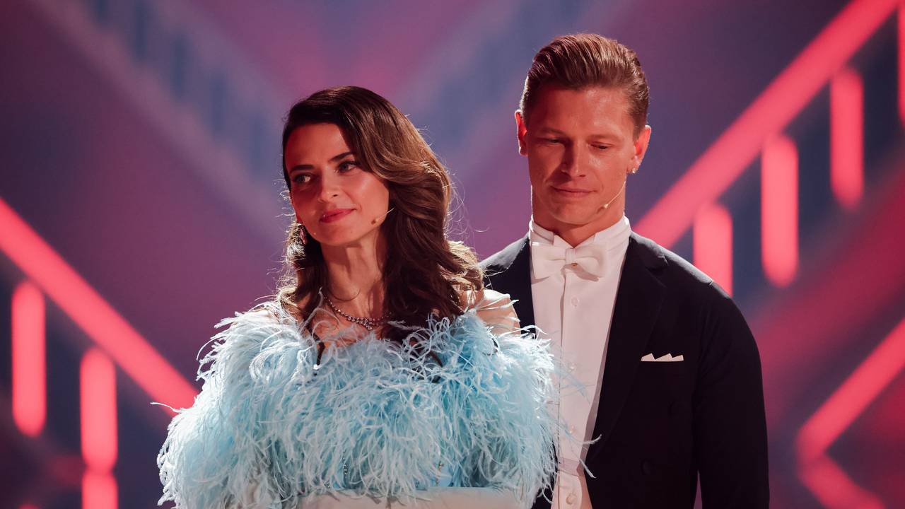 Eva Padberg, Model, und Paul Lorenz, Profitänzer, stehen in der RTL-Tanzshow „Let's Dance“ auf dem Parkett im Coloneum.