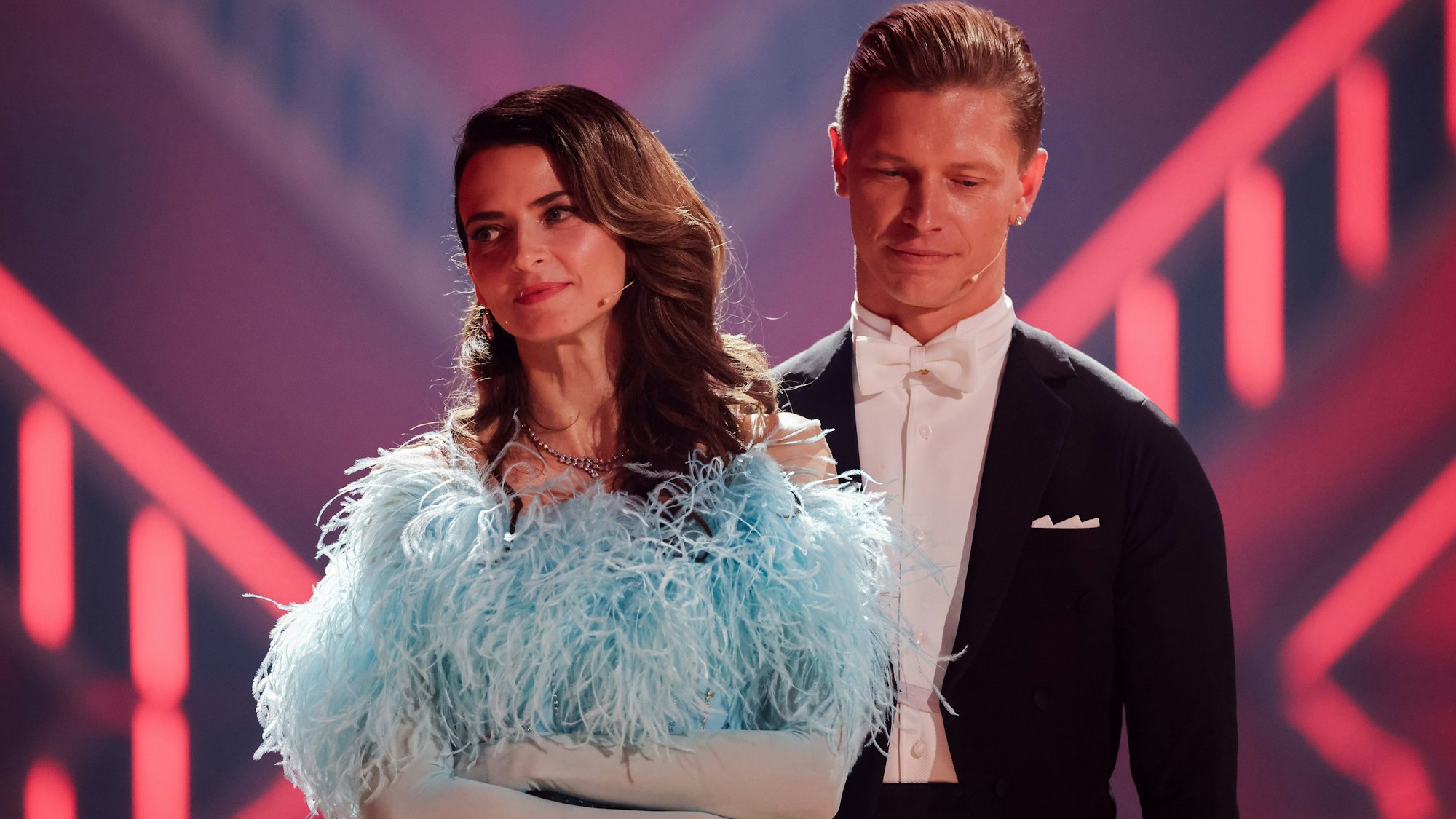 Eva Padberg, Model, und Paul Lorenz, Profitänzer, stehen in der RTL-Tanzshow „Let's Dance“ auf dem Parkett im Coloneum.