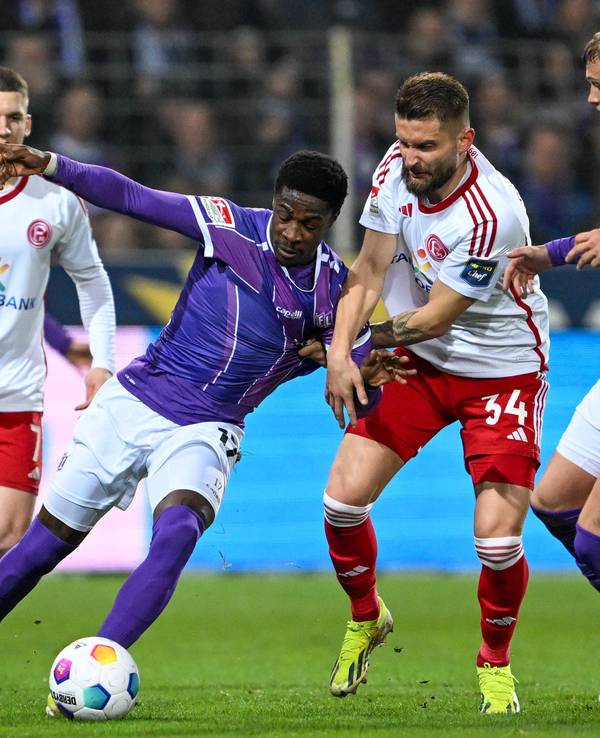 Christian Conteh im Zweikampf mit Nicolas Gavory.