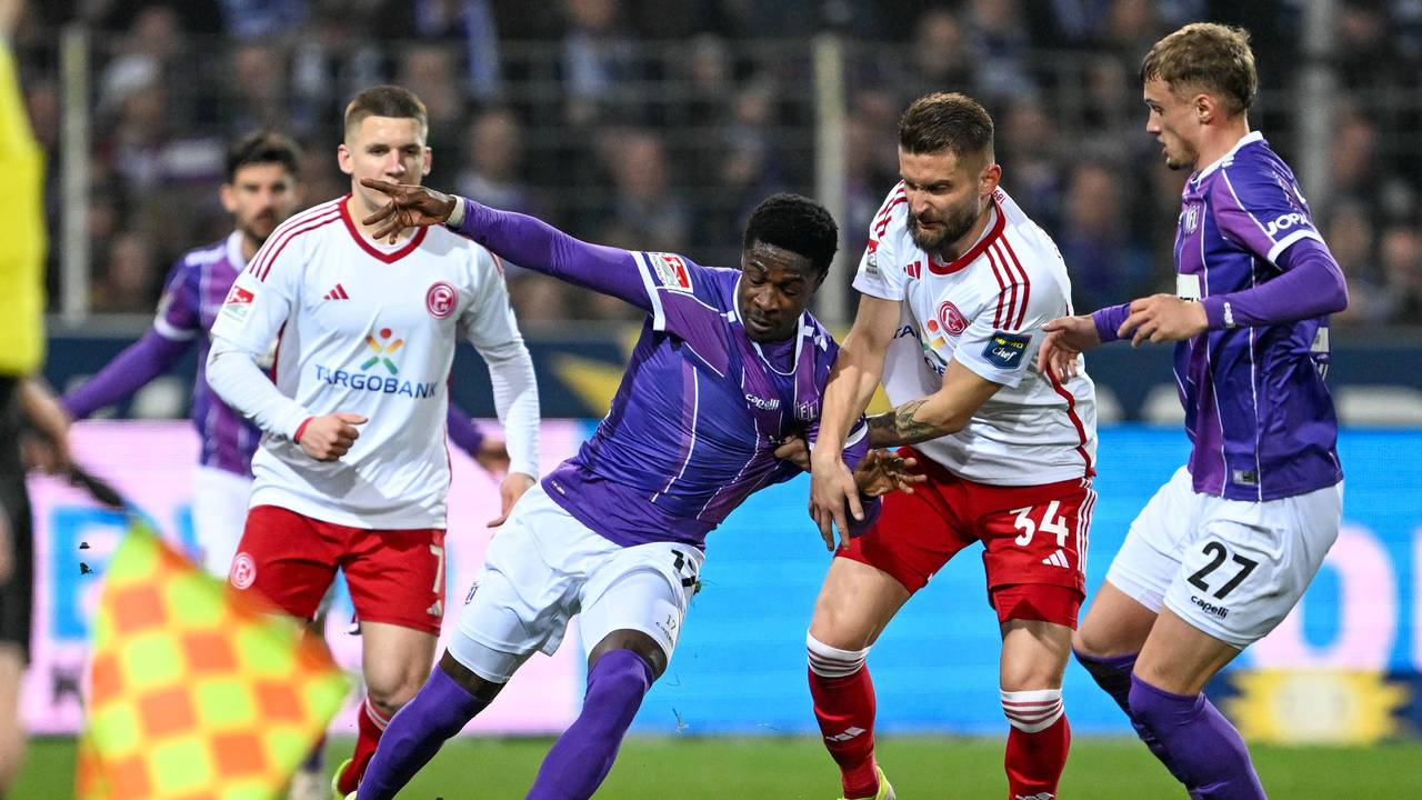 Christian Conteh im Zweikampf mit Nicolas Gavory.