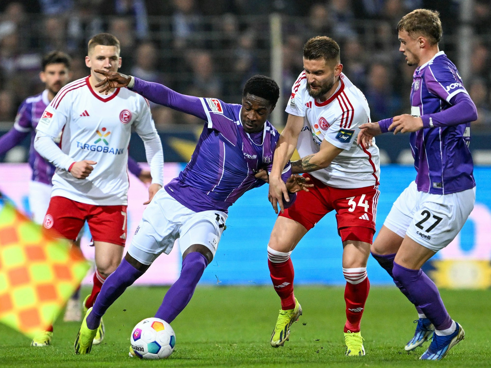 Christian Conteh im Zweikampf mit Nicolas Gavory.