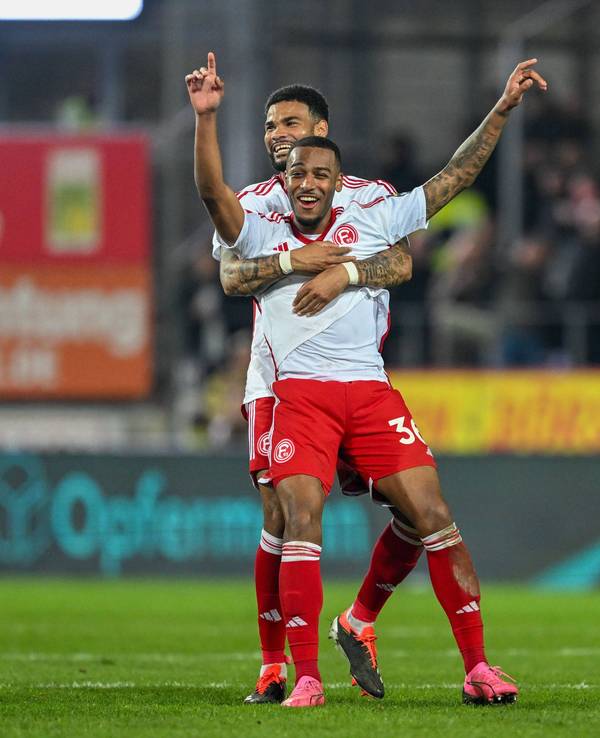 Marlon Mustapha und Jamil Siebert jubeln über das Tor von Mustapha.
