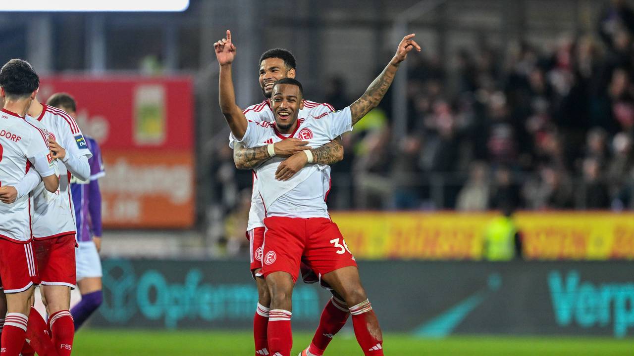 Marlon Mustapha und Jamil Siebert jubeln über das Tor von Mustapha.