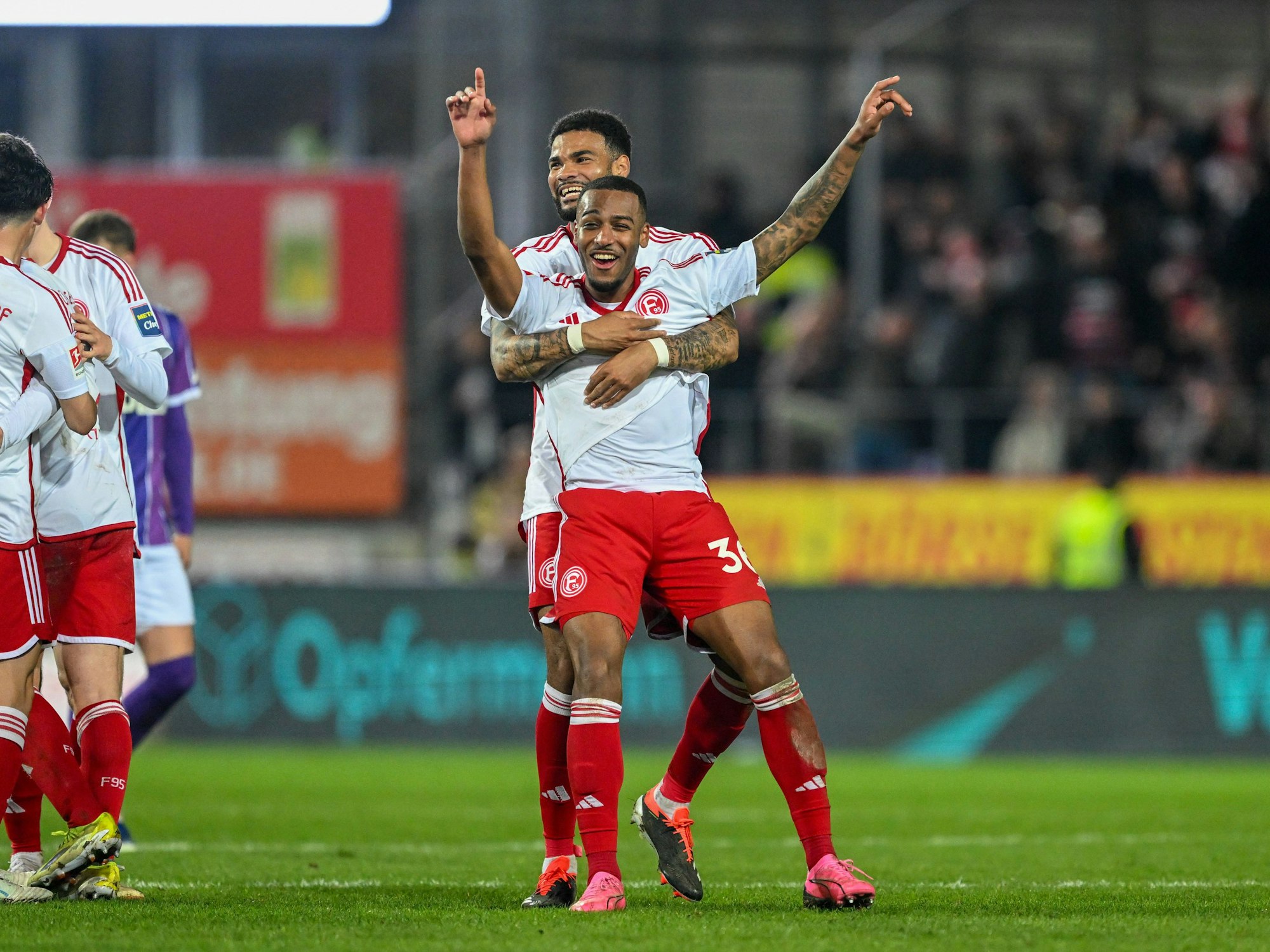 Marlon Mustapha und Jamil Siebert jubeln über das Tor von Mustapha.