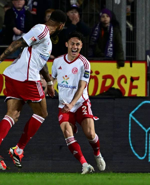Takashi Uchino jubelt über sein Tor.