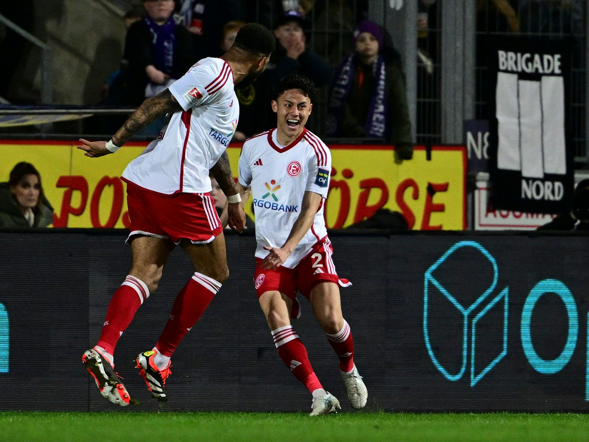 Takashi Uchino jubelt über sein Tor.