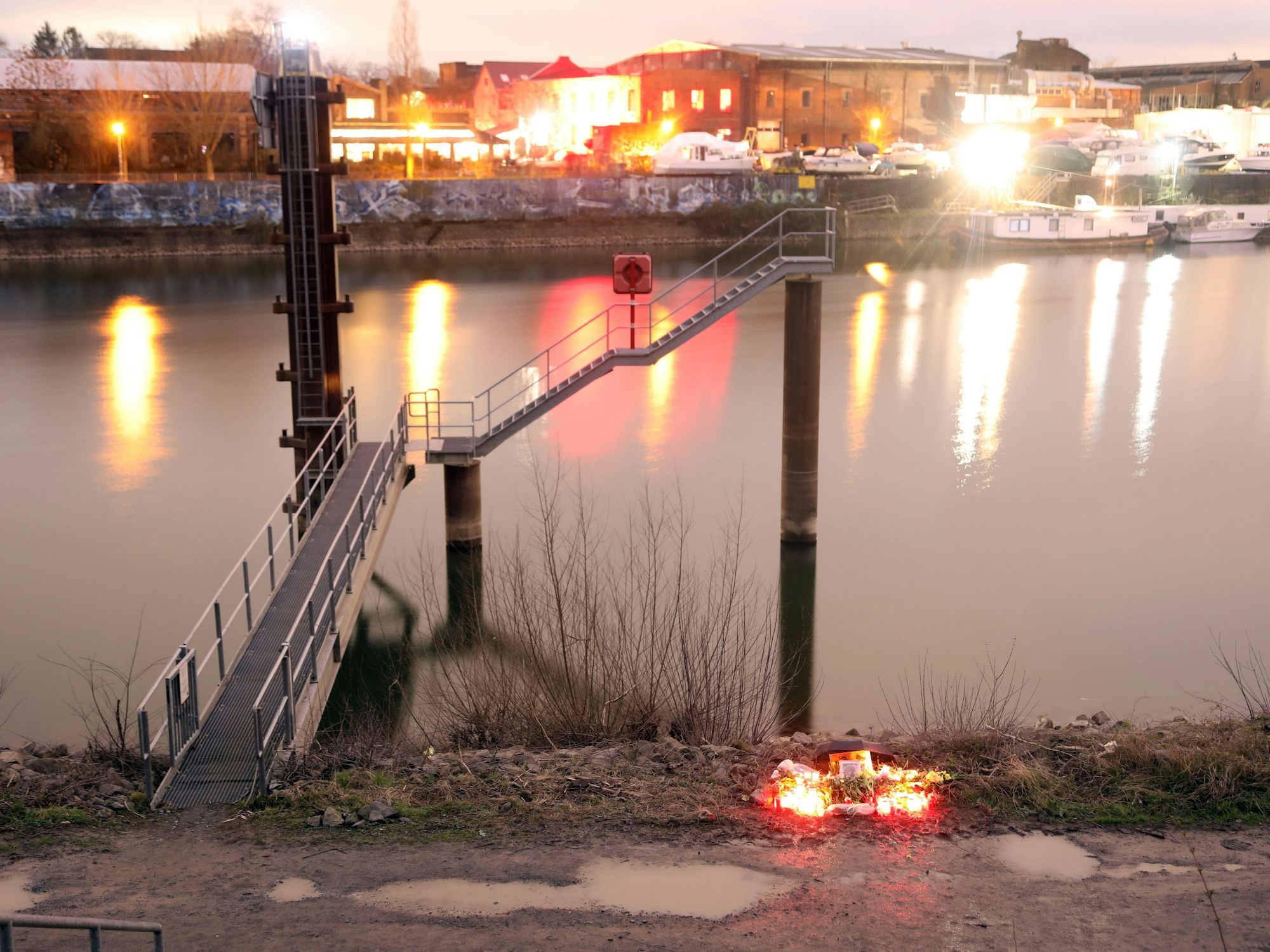 Blumen und Kerzen direkt am Wasser am Mülheimer Hafen in Köln.