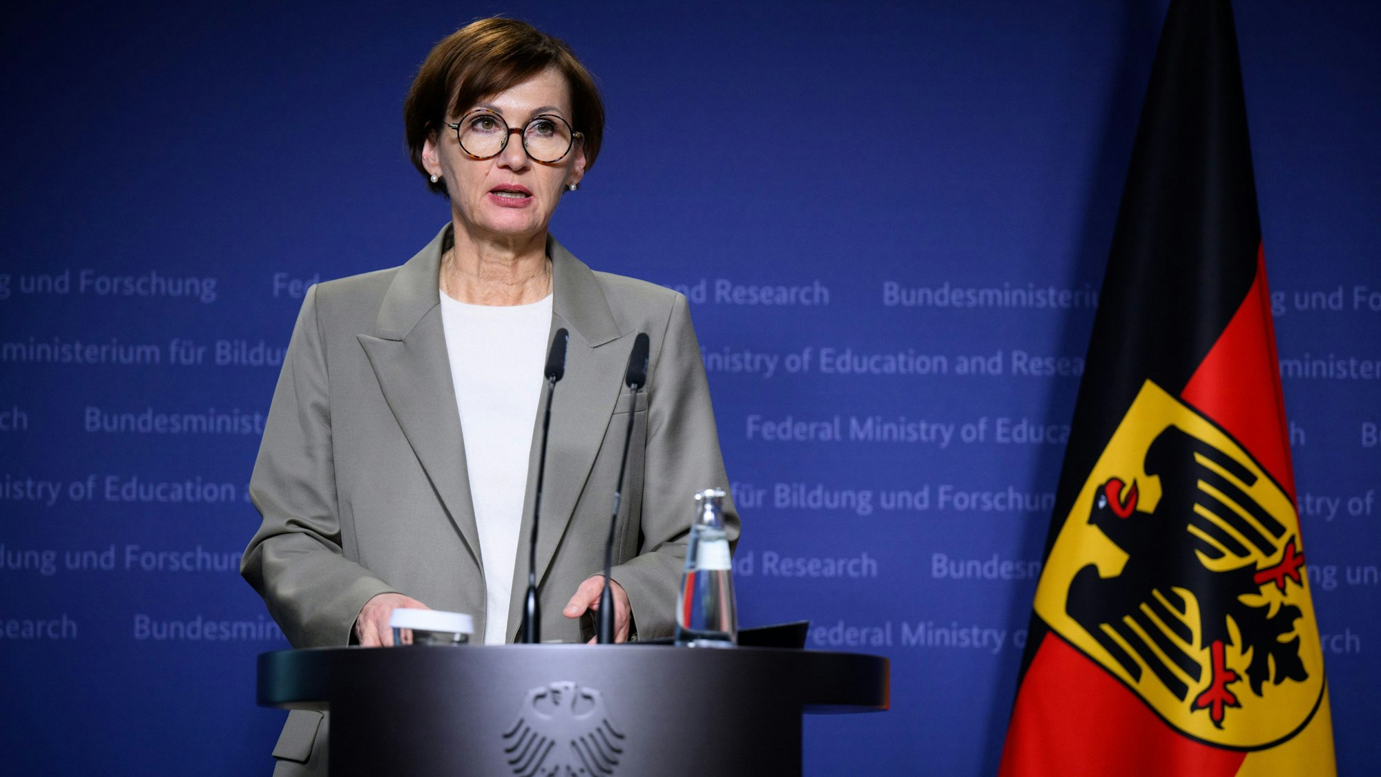 Bundesbildungsministerin Bettina Stark-Watzinger (FDP) äußert sich bei einer Pressekonferenz am Donnerstag (14. März): Sie meint, junge Menschen sollen in Schulen auf den Kriegsfall vorbereitet werden.