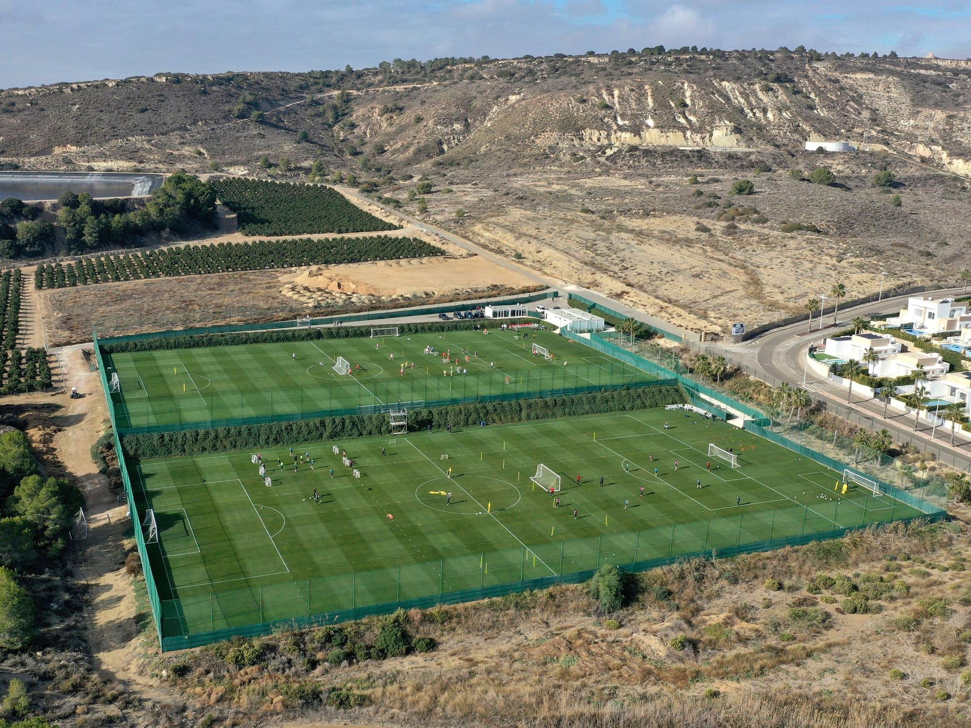 Zwei Fußballplätze im spanischen Algorfa.
