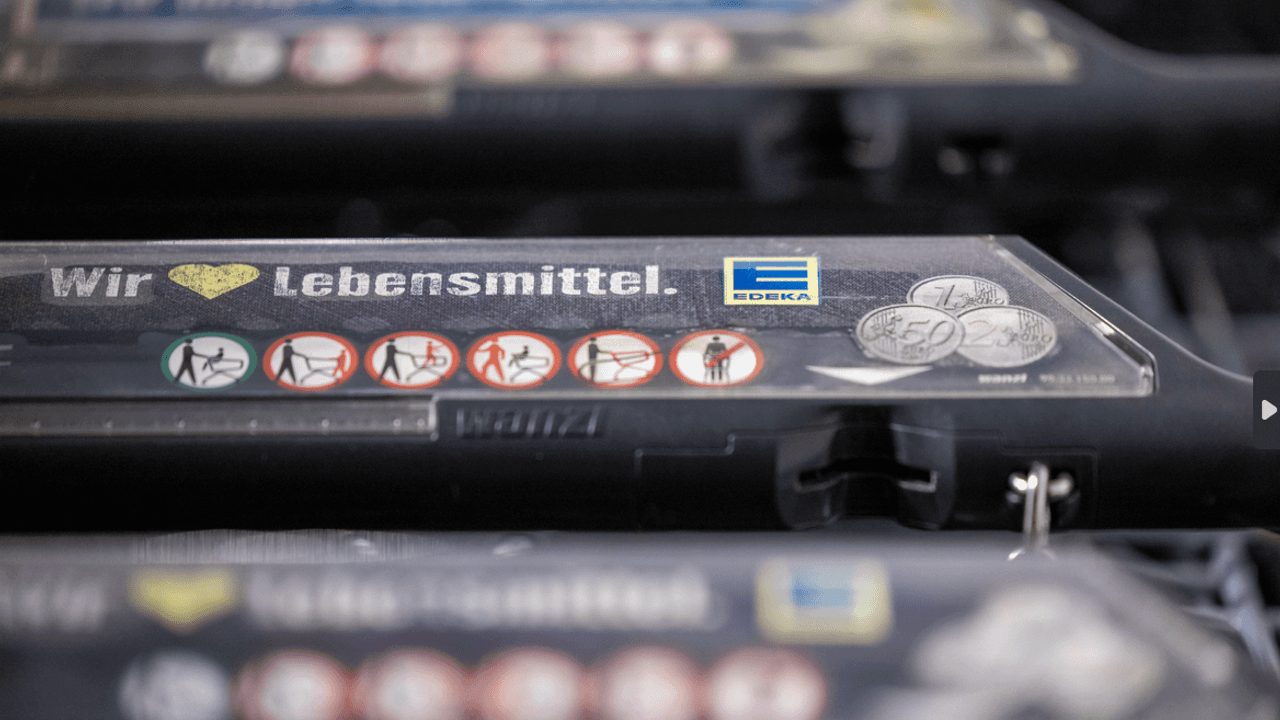 Einkaufswagen stehen vor einer Edeka-Filiale.