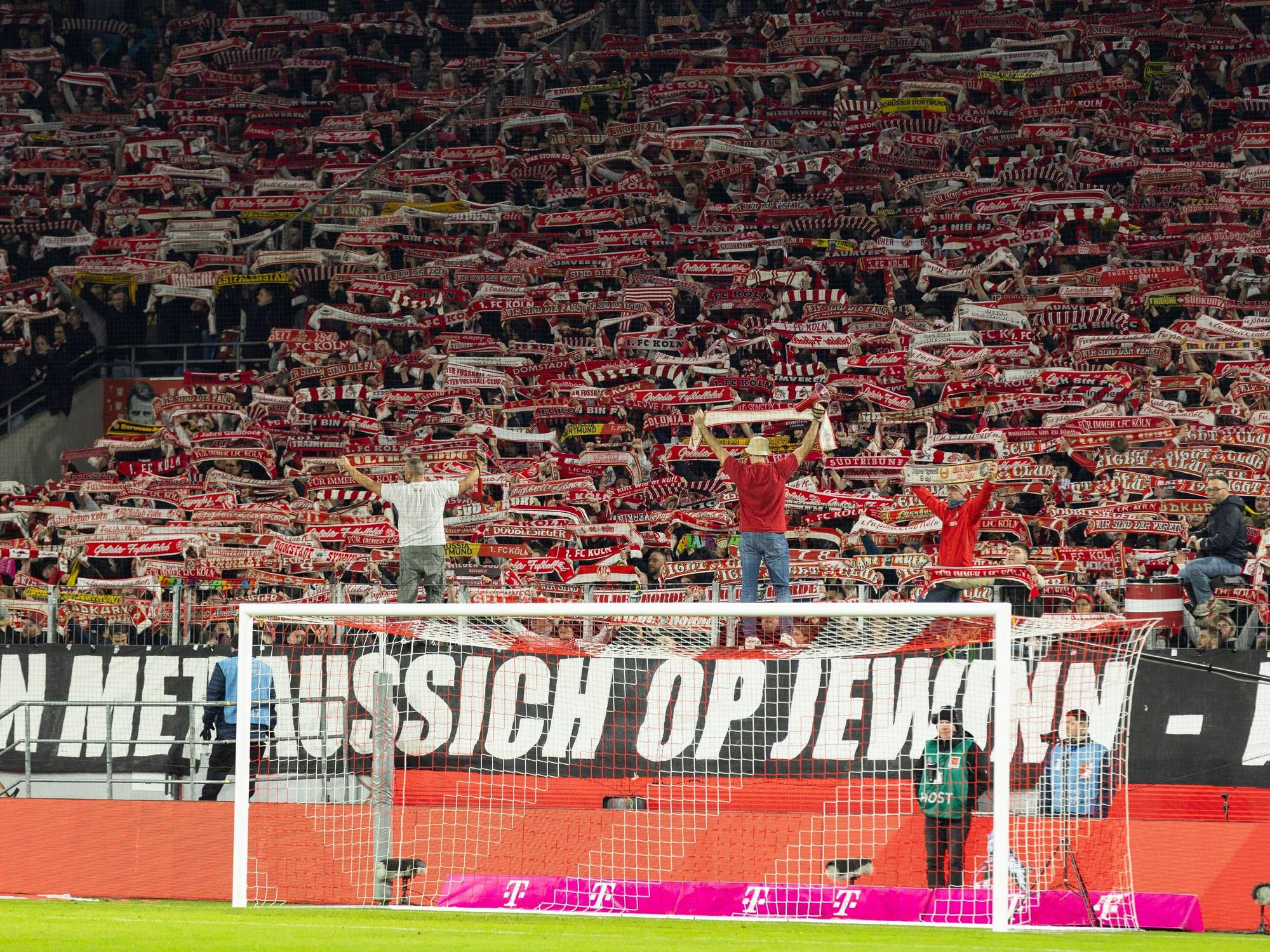 Die Fans des 1. FC Köln vor dem Spiel gegen Leipzig.