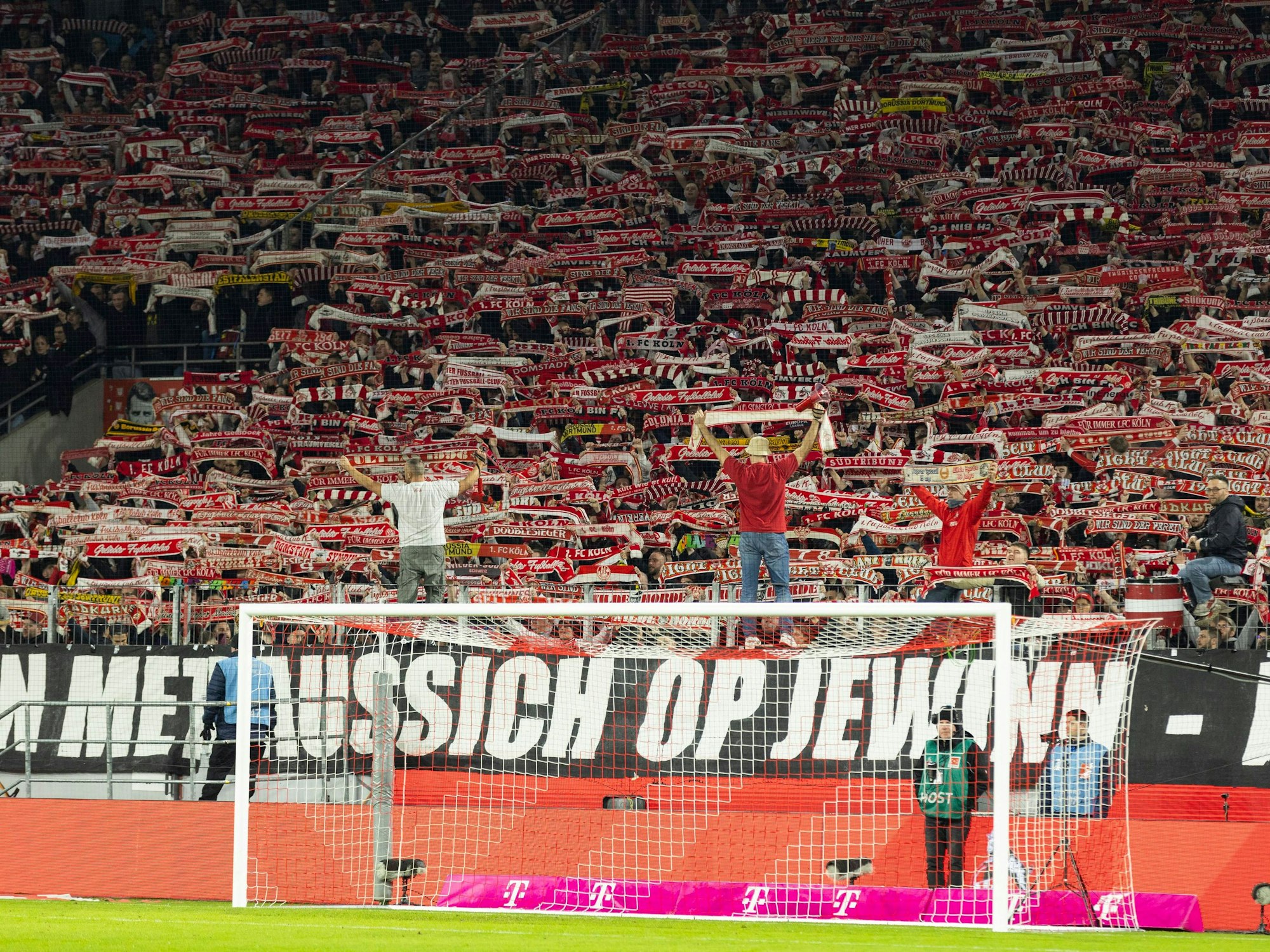 Die Fans des 1. FC Köln vor dem Spiel gegen Leipzig.
