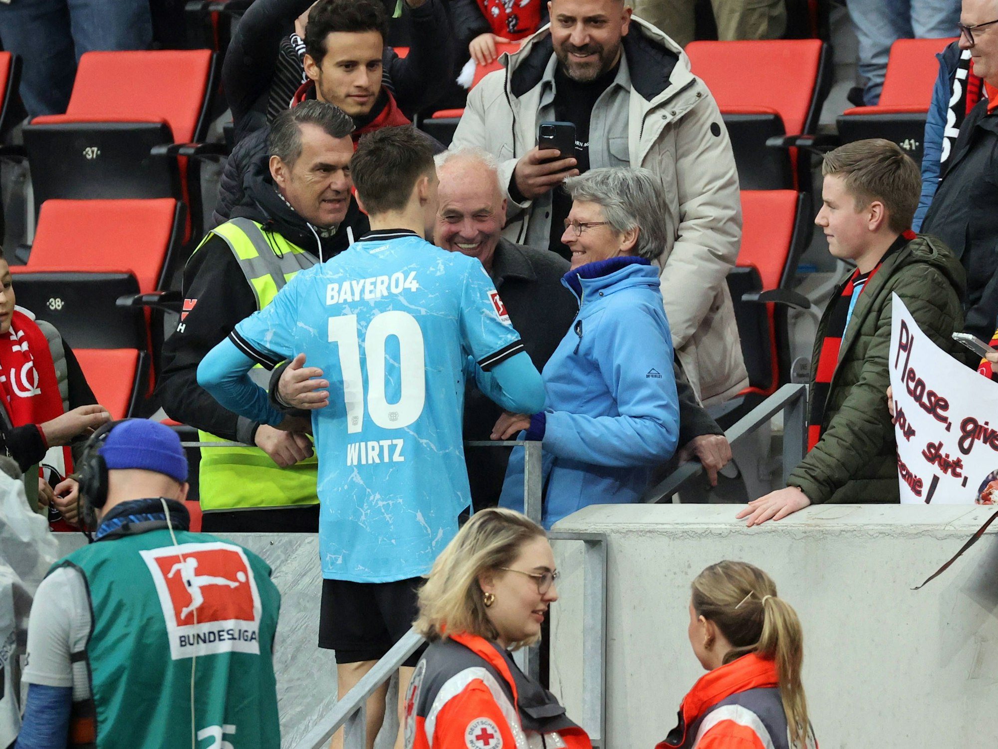 Florian Wirtz umarmte nach der Partie in Freiburg am Sonntag (17. März 2024) seine Eltern auf der Tribüne.