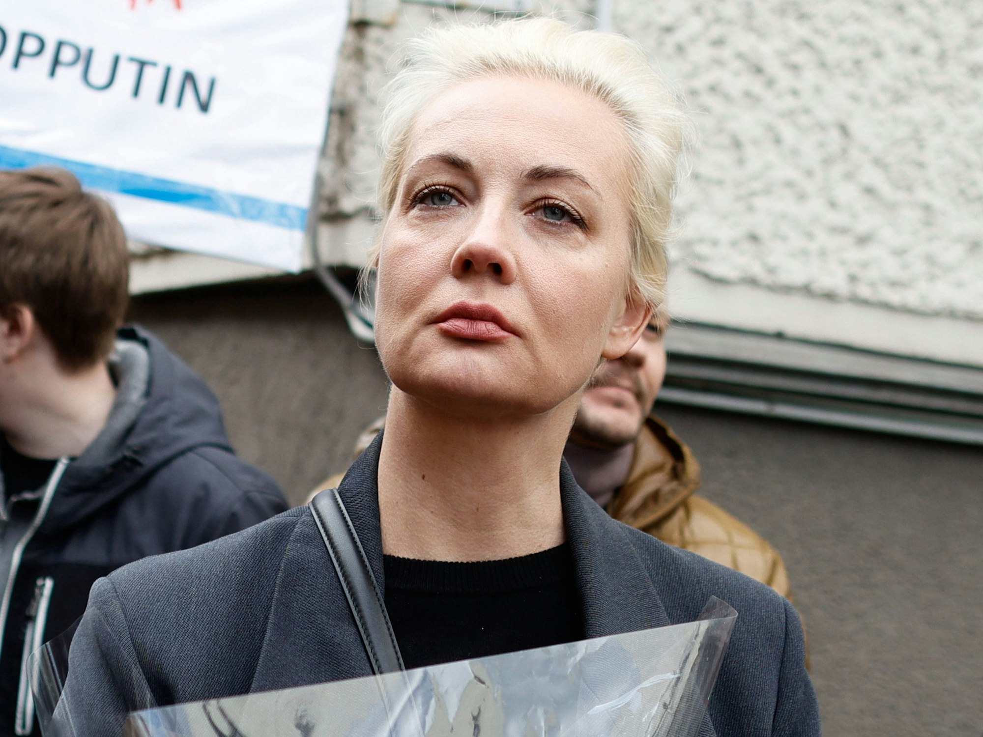 Julia Nawalnaja steht am Sonntag (17. März) in einer Warteschlange vor der russischen Botschaft, um ihre Stimme für die Präsidentschaftswahl abzugeben.